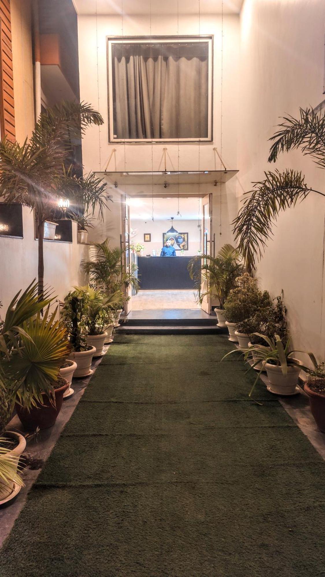 Mavens White Artemis Hospital Road Sector 52 Gurgaon Hotel Ngoại thất bức ảnh