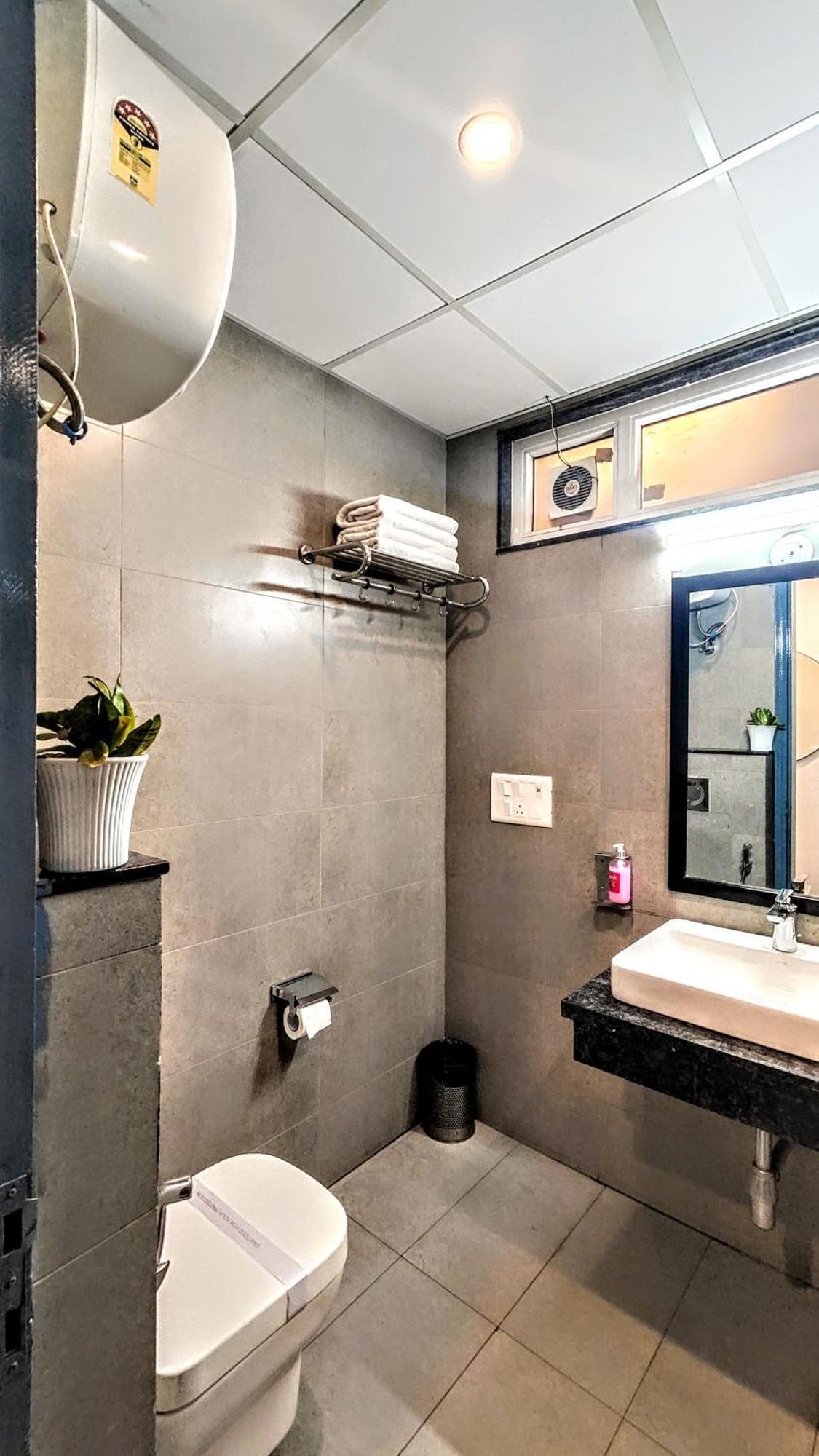Mavens White Artemis Hospital Road Sector 52 Gurgaon Hotel Ngoại thất bức ảnh