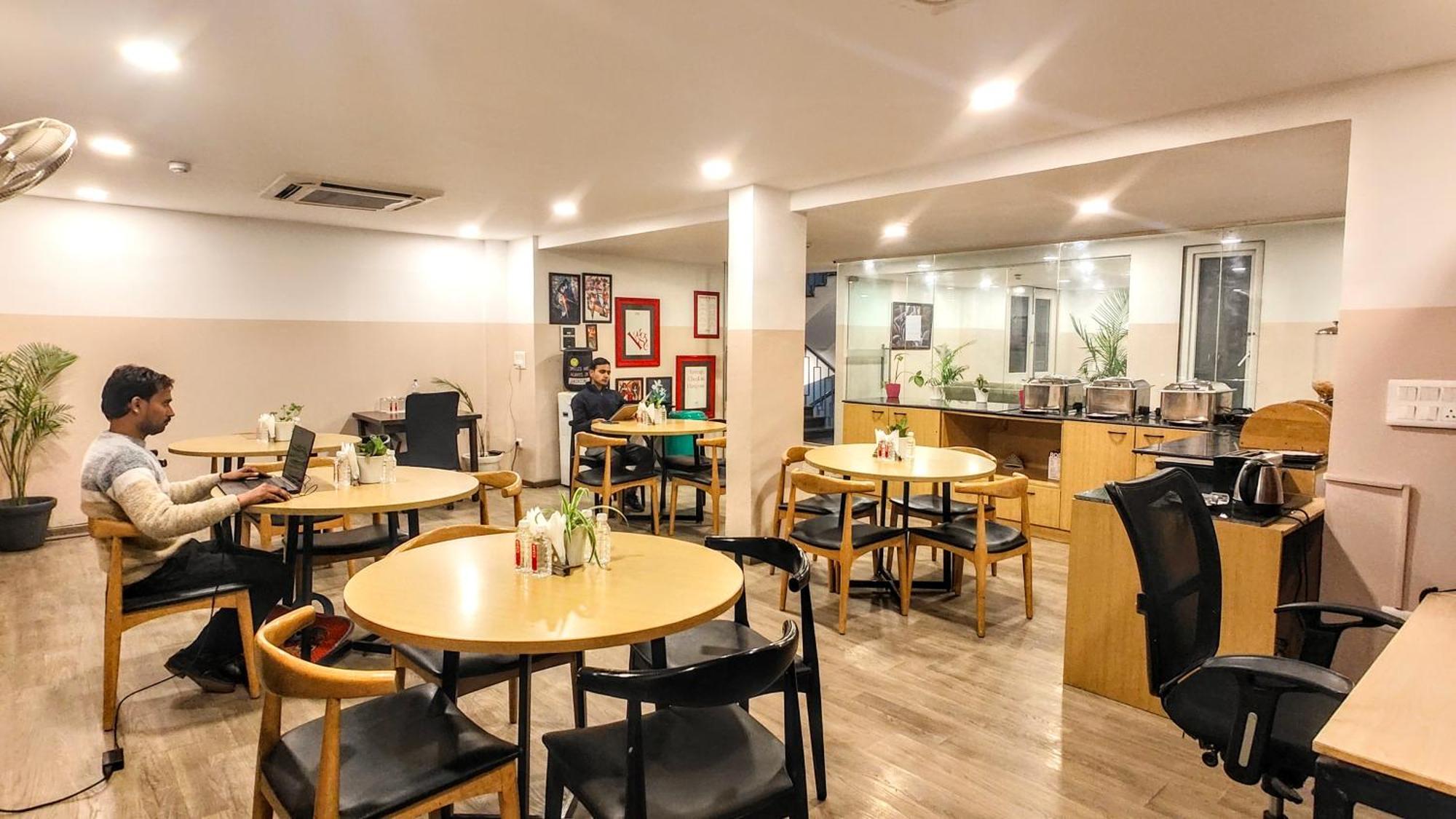 Mavens White Artemis Hospital Road Sector 52 Gurgaon Hotel Ngoại thất bức ảnh