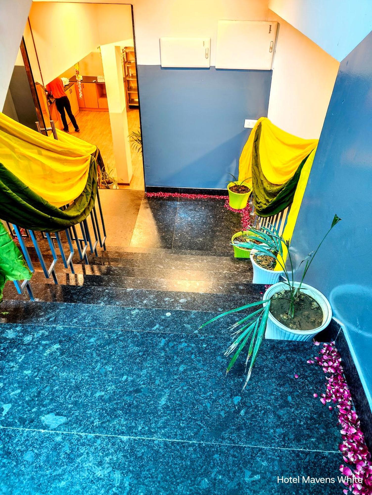 Mavens White Artemis Hospital Road Sector 52 Gurgaon Hotel Ngoại thất bức ảnh