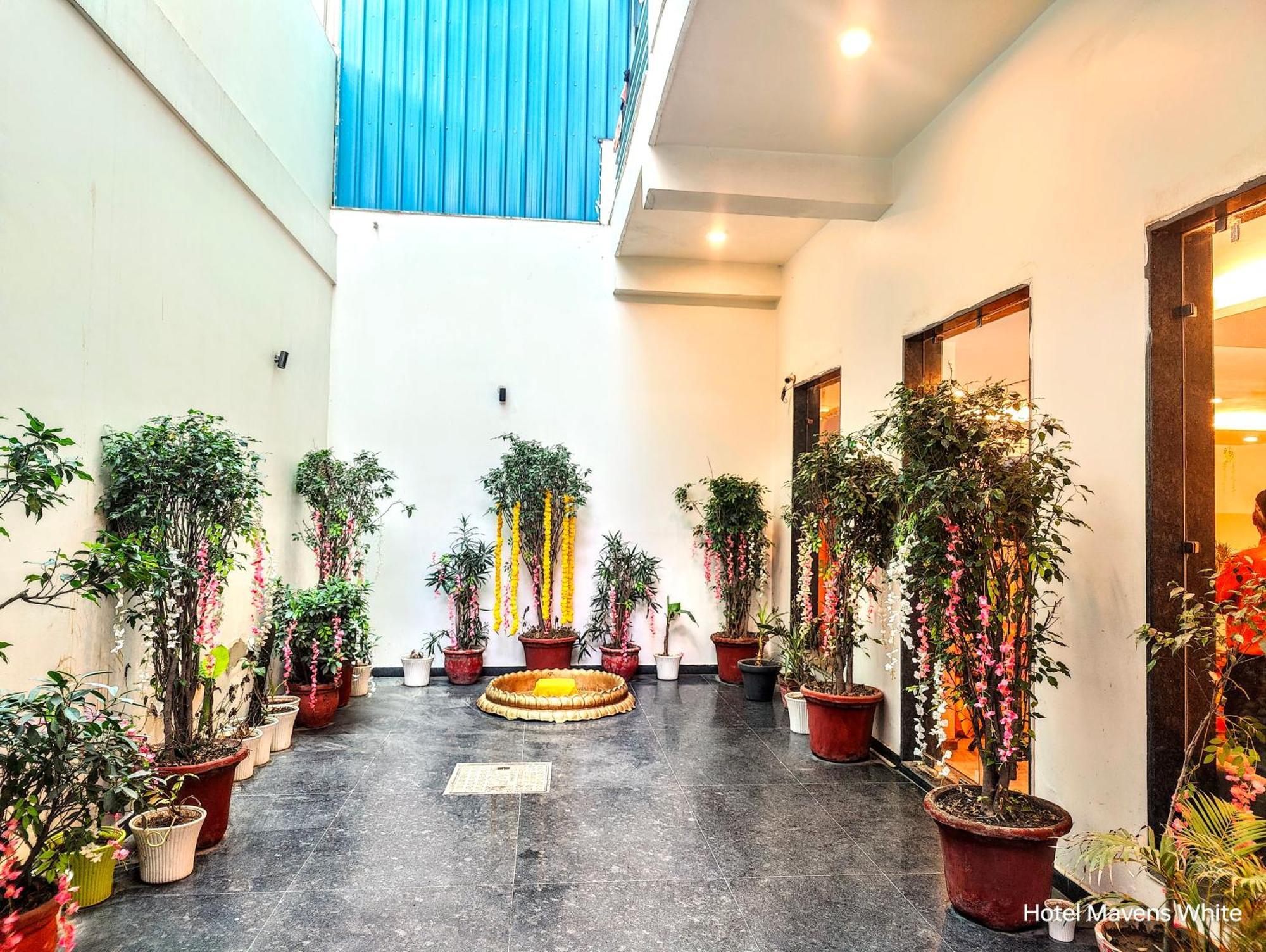 Mavens White Artemis Hospital Road Sector 52 Gurgaon Hotel Ngoại thất bức ảnh