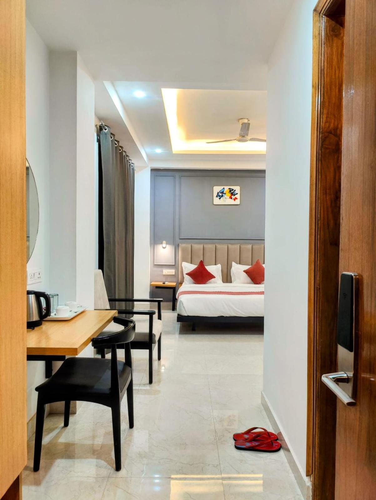 Mavens White Artemis Hospital Road Sector 52 Gurgaon Hotel Ngoại thất bức ảnh